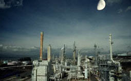 oil_refinery.jpg (14150 bytes)